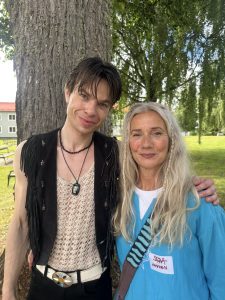Filip Westerlund (marknadsansvarig och konferencier) med Sara Hillbom (VD)