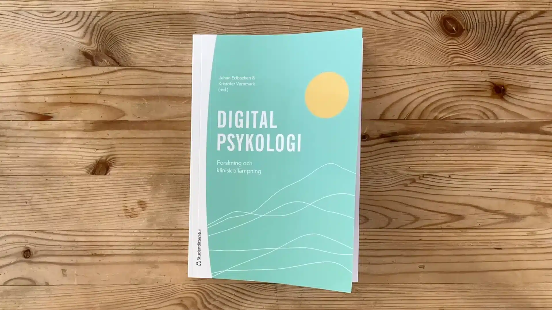 Framsidan av boken Digital psykologi av Johan Edbacken och Kristoffer Vernmark.