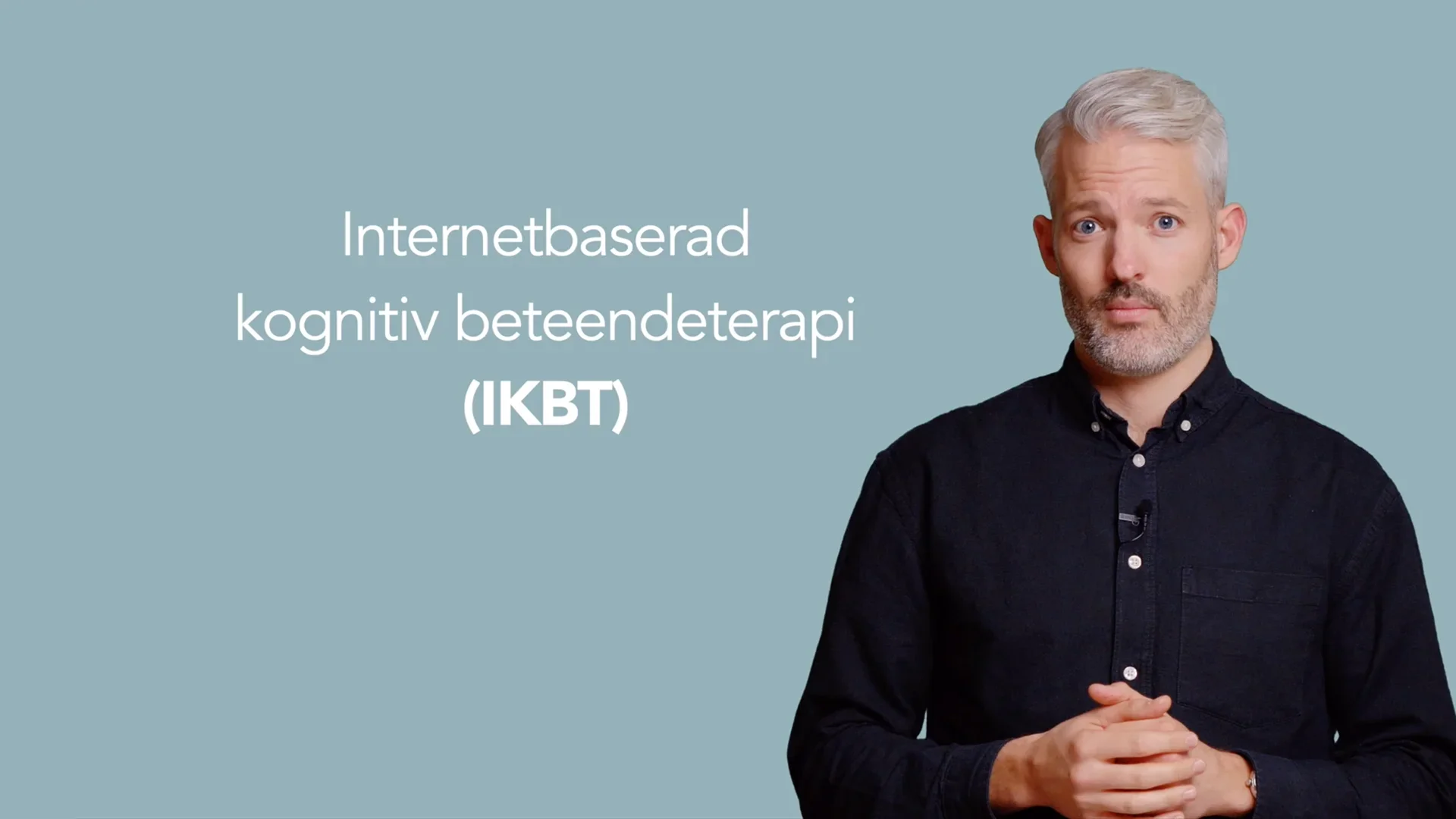 Skärmbild från introduktionsfilm om IKBT, Internetbaserad Kognitiv, Beteendeterapi. Affärsområdeschef Johan Edbacken berättar.